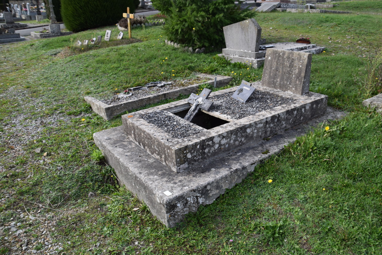 sépulture à l'état d'abandon